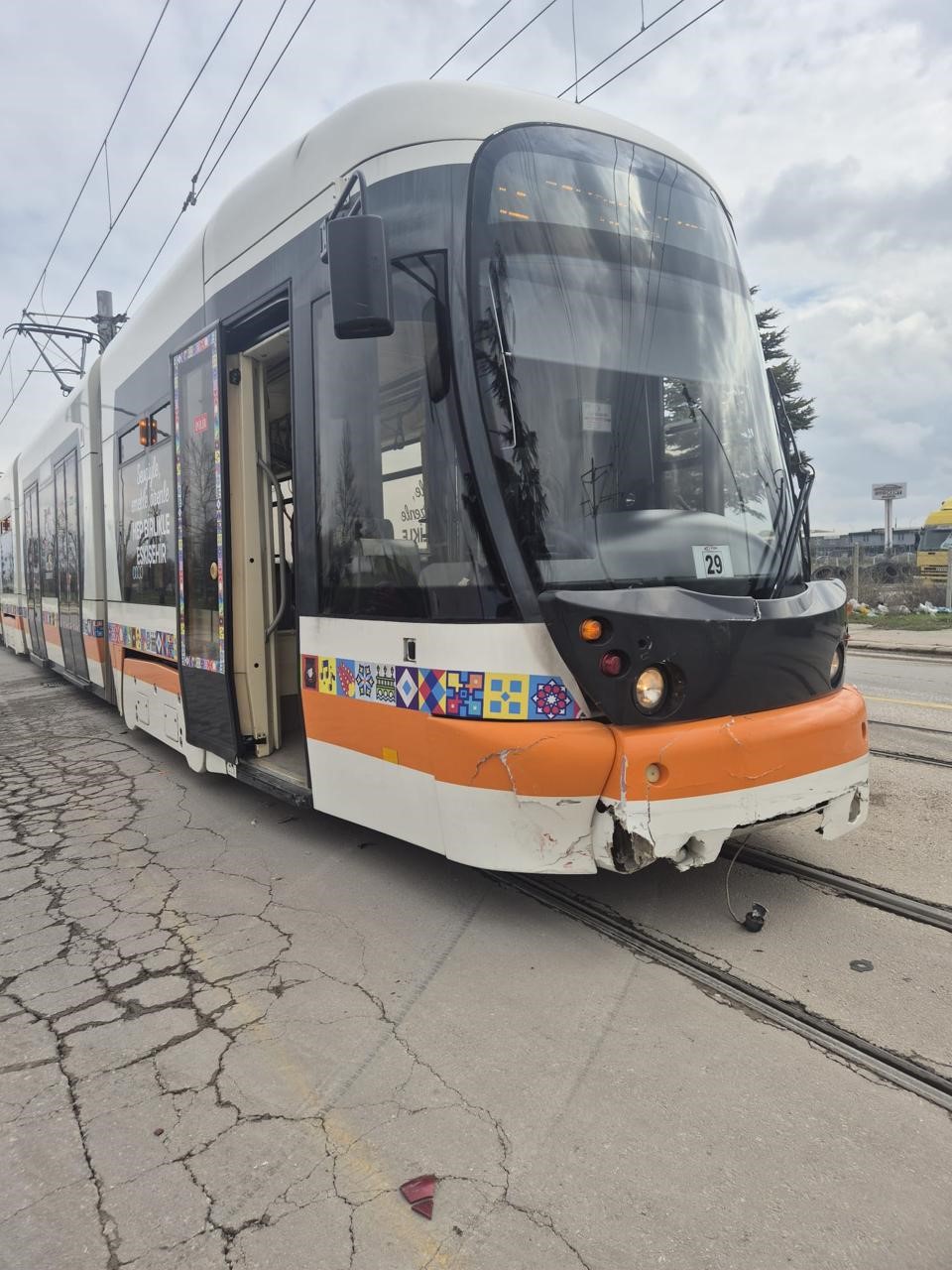 Eskişehir’de otomobille tramvay çarpıştı: 2 yaralı
