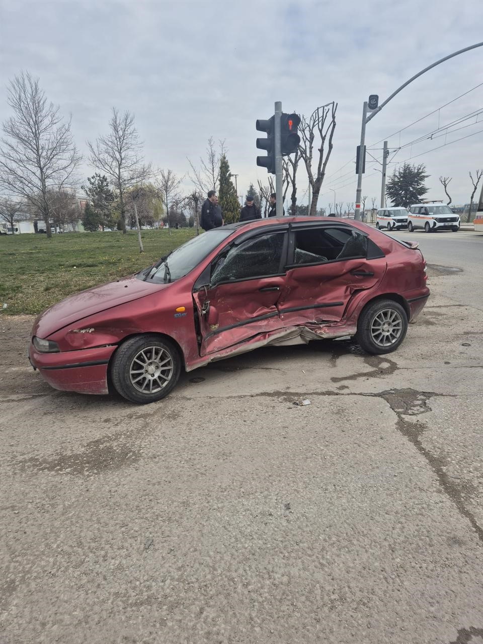 Eskişehir’de otomobille tramvay çarpıştı: 2 yaralı

