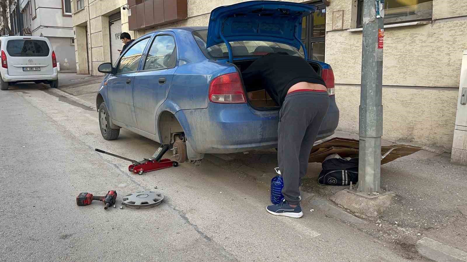 Eskişehir’de park halindeki 2 aracın lastikleri bıçakla patlatıldı
