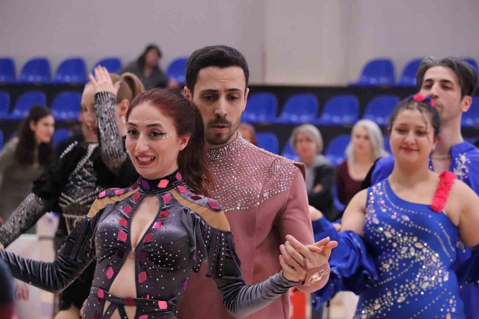 Eskişehir’de pistin tozunu attırdılar: 300 sporcu şampiyonluk için ter döktü
