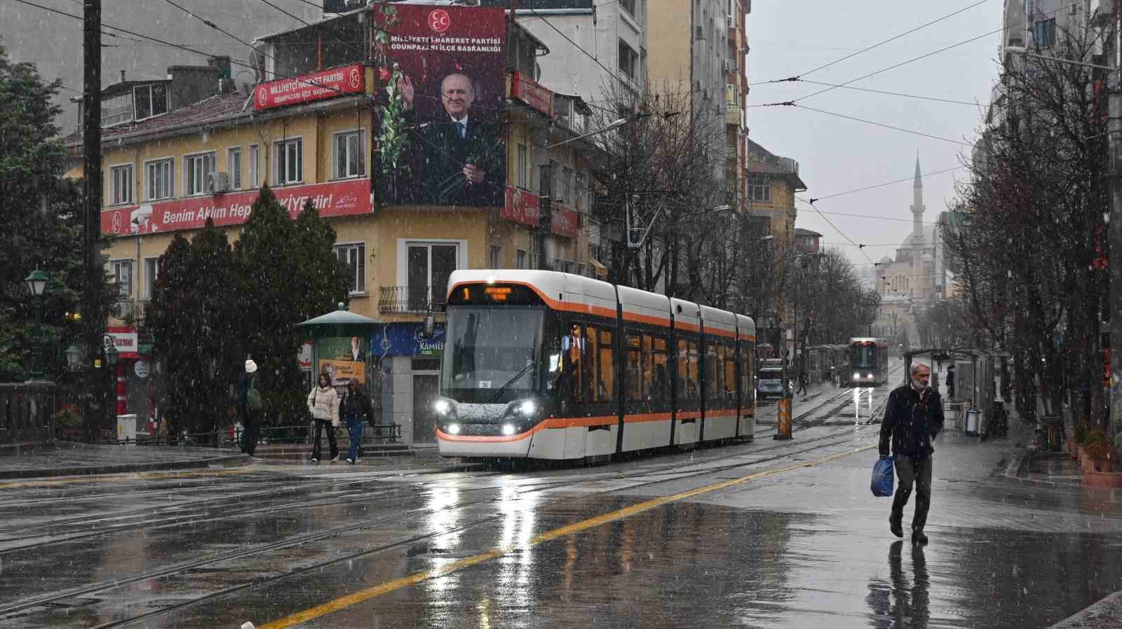 Eskişehir’de sabah saatlerinde kar yağışı etkili oldu

