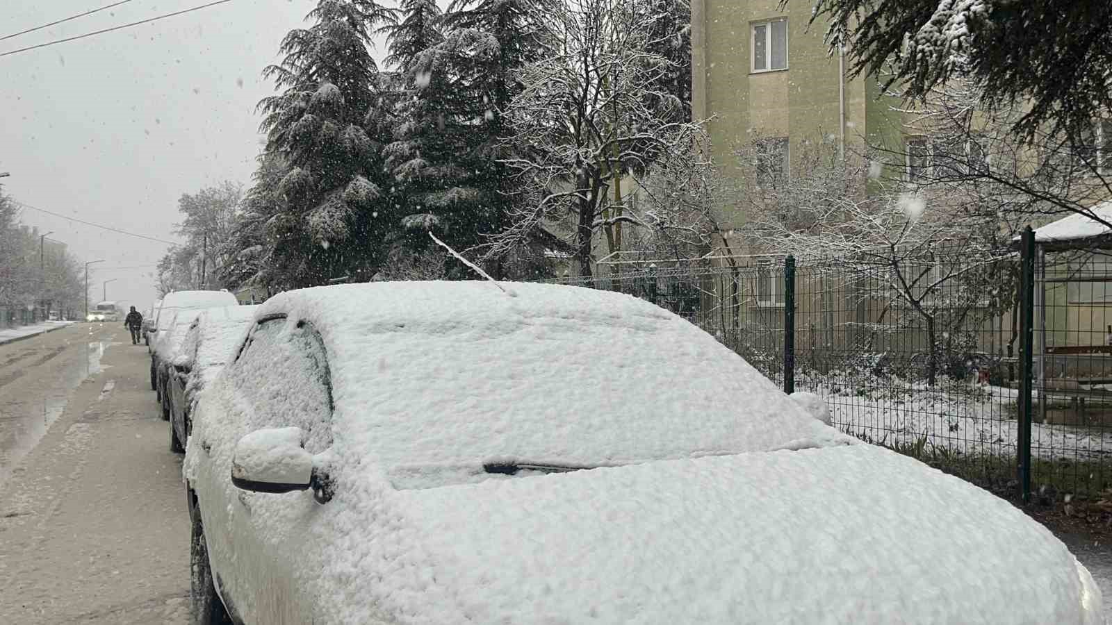 Eskişehir’de sabah saatlerinde kar yağışı etkili oldu
