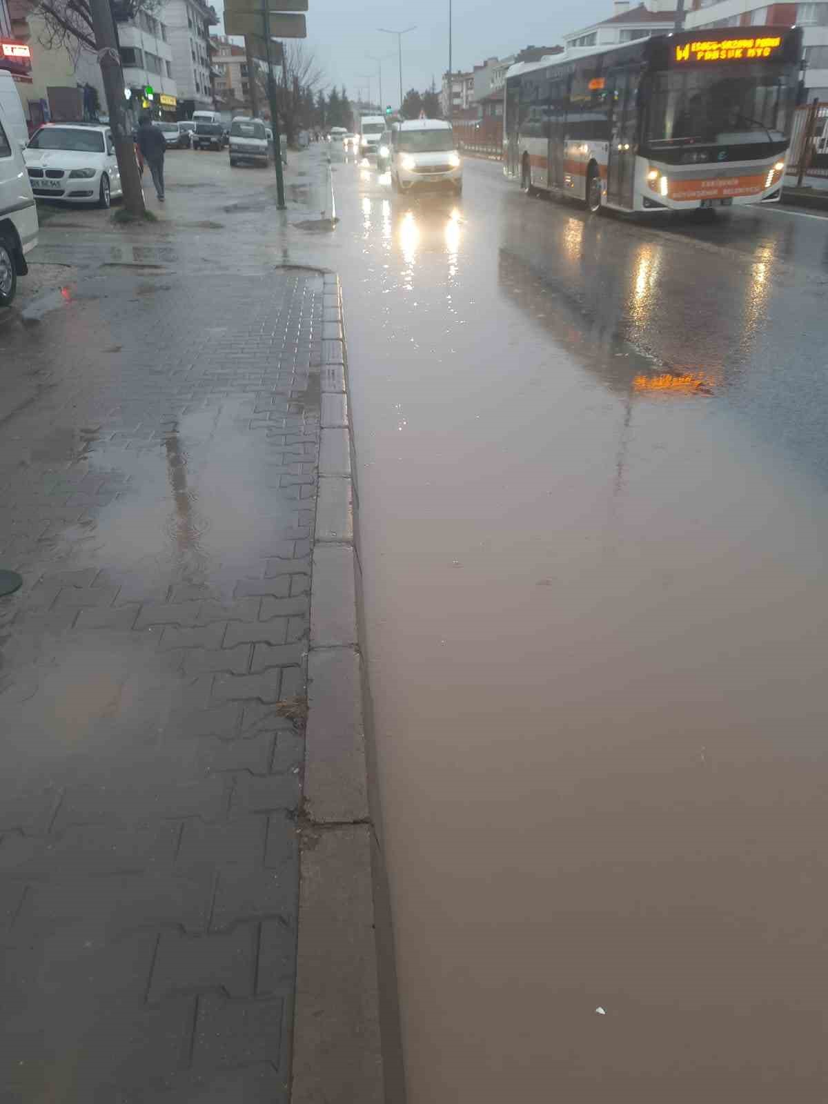 Eskişehir’de sağanak yolları göle çevirdi
