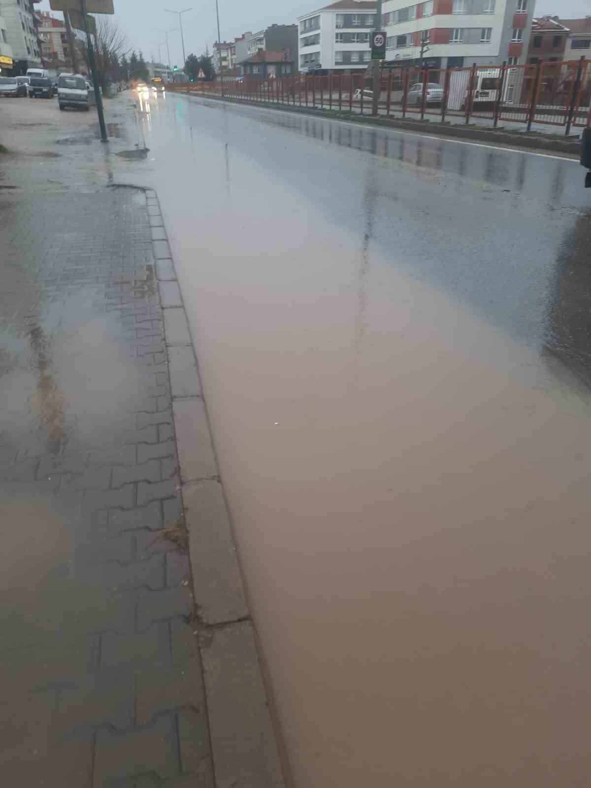 Eskişehir’de sağanak yolları göle çevirdi
