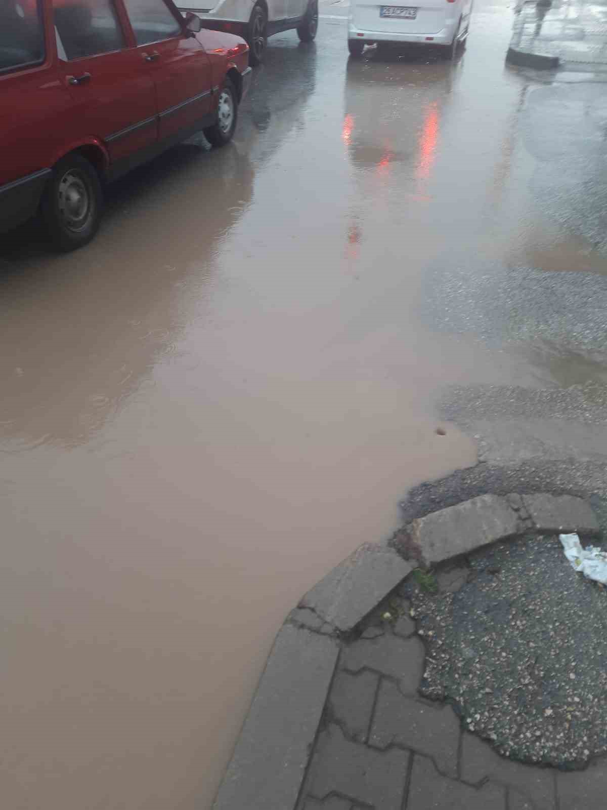 Eskişehir’de sağanak yolları göle çevirdi
