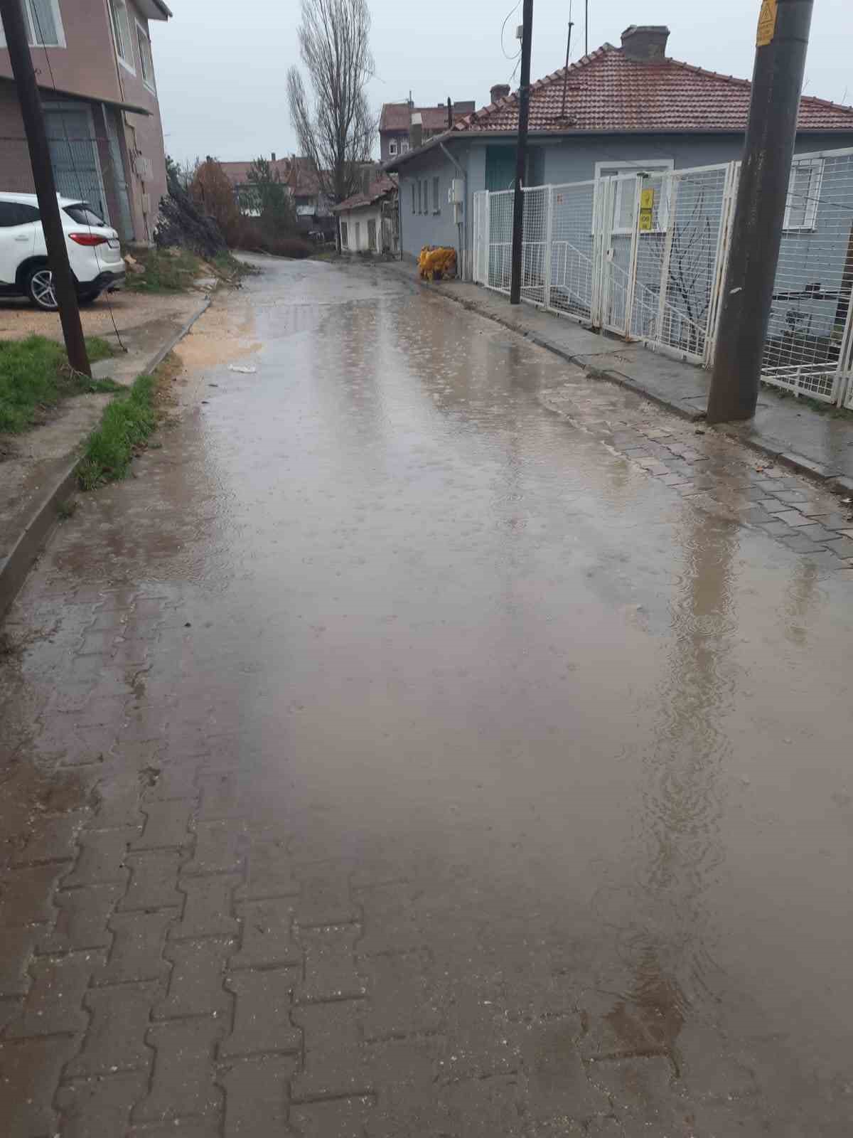 Eskişehir’de sağanak yolları göle çevirdi
