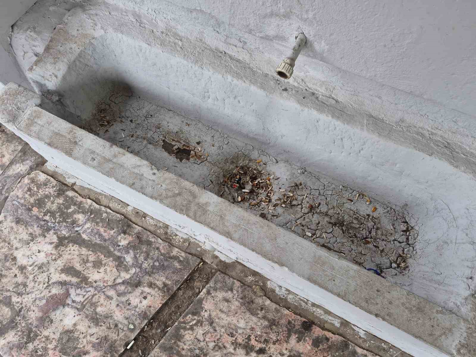 Eskişehir’de tarihi çeşmeye "Çöp" darbesi: Muhtar çareyi yazı asmakta buldu
