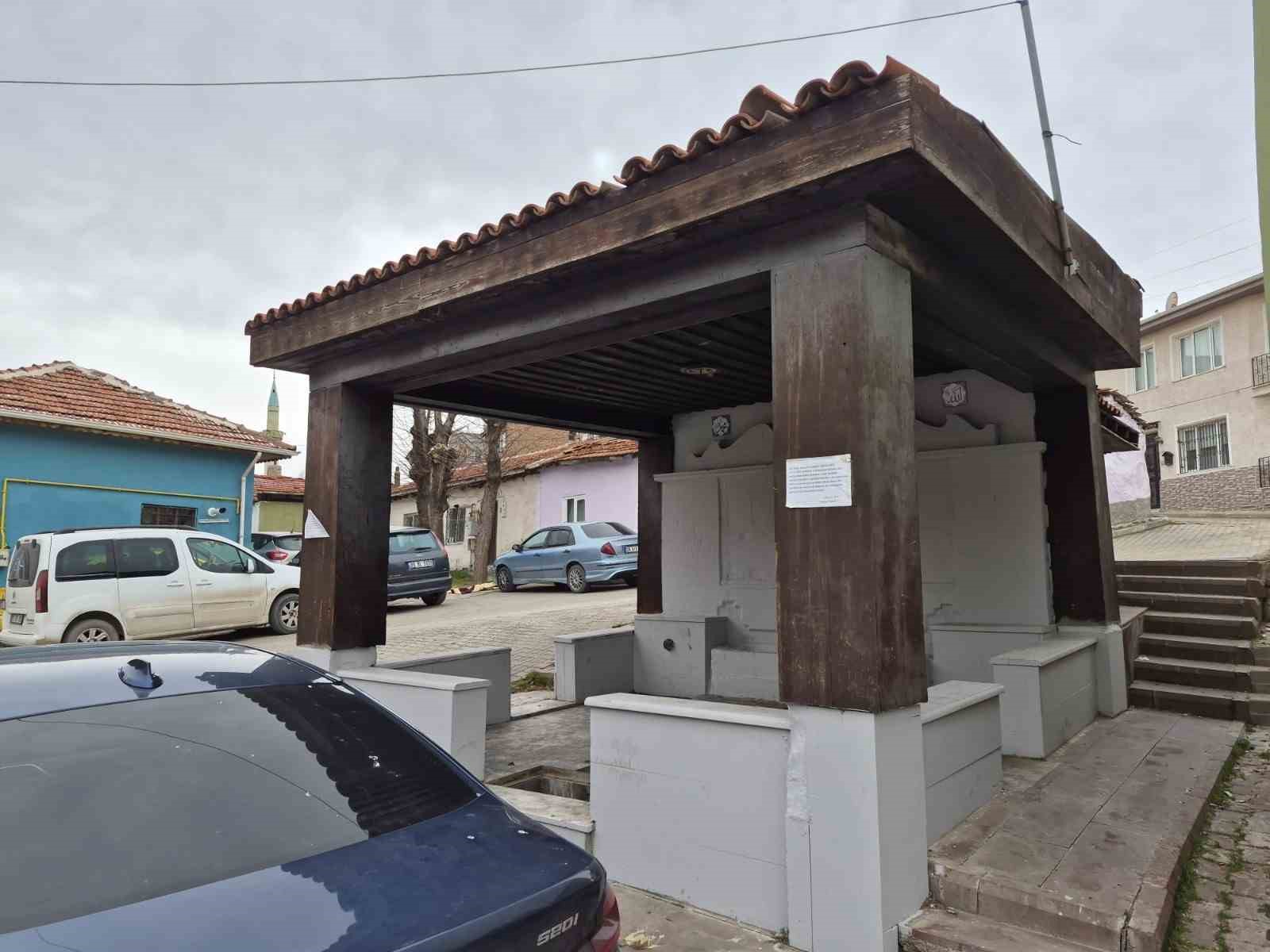 Eskişehir’de tarihi çeşmeye "Çöp" darbesi: Muhtar çareyi yazı asmakta buldu
