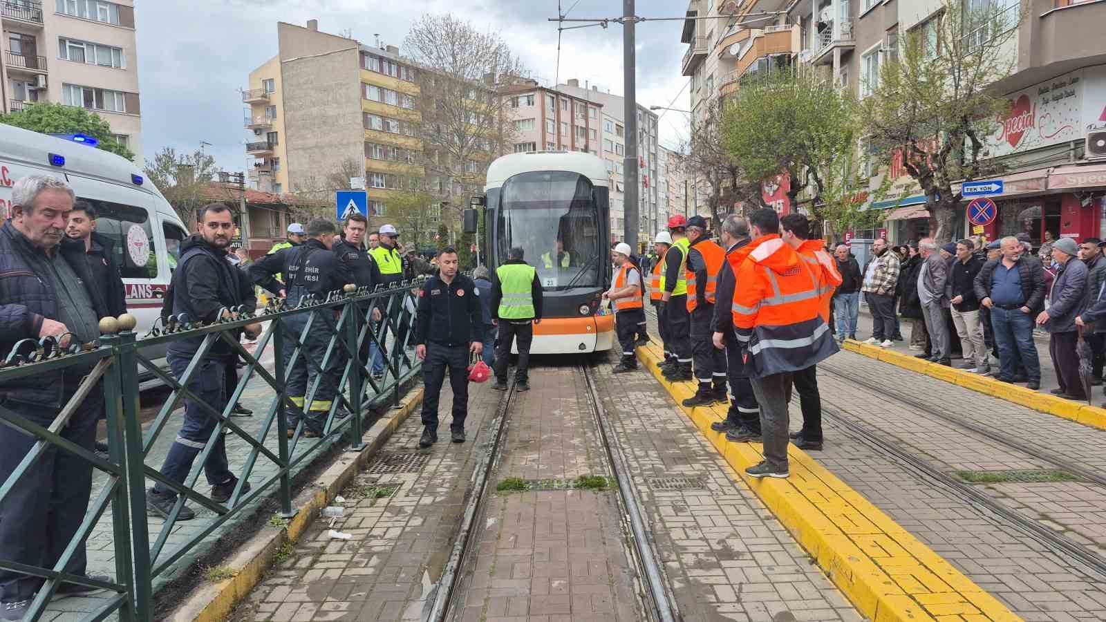 Eskişehir’de tramvayın çarptığı yaşlı kadın yaralandı
