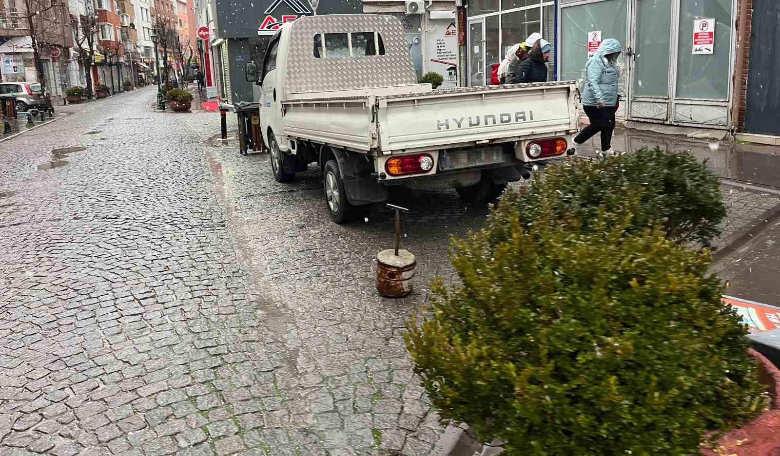 Eskişehir’de üç araçlık yere tek başına park etti
