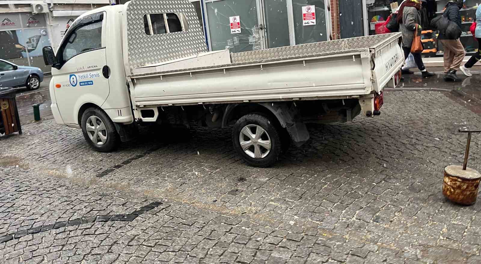 Eskişehir’de üç araçlık yere tek başına park etti
