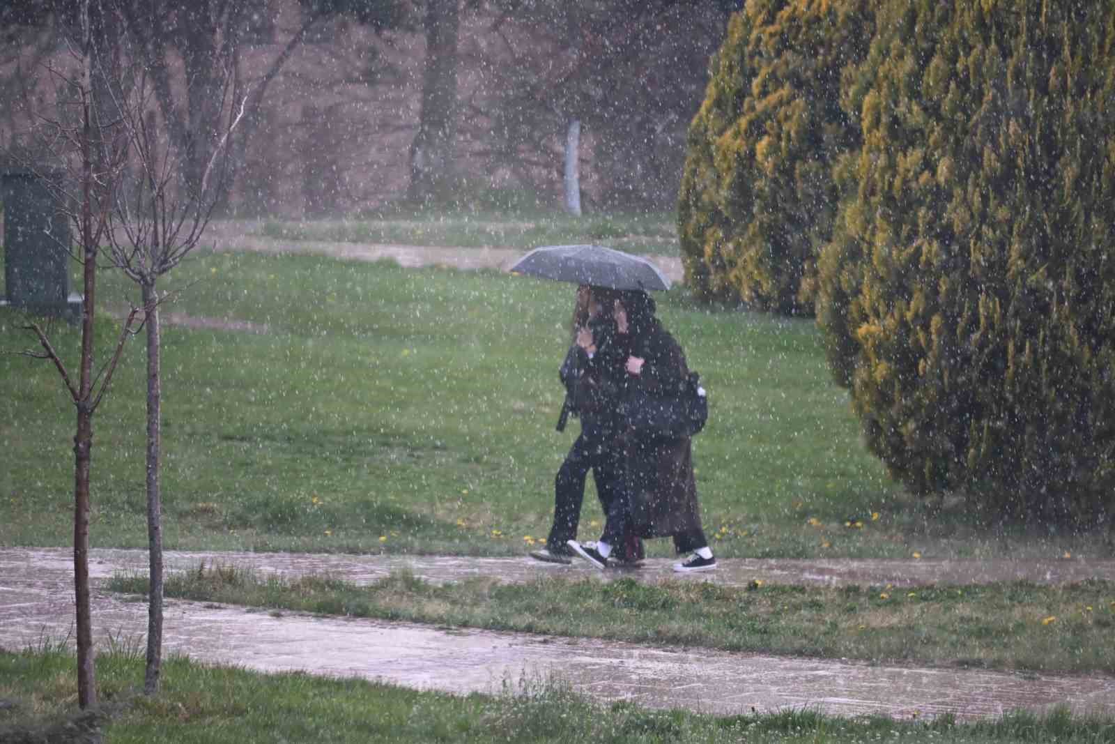Eskişehir’de yağmur bastırdı, öğrenciler şemsiyelere sarıldı
