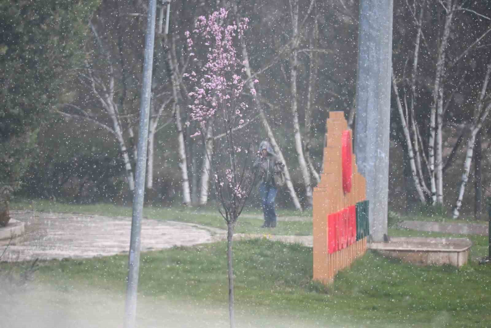 Eskişehir’de yağmur bastırdı, öğrenciler şemsiyelere sarıldı
