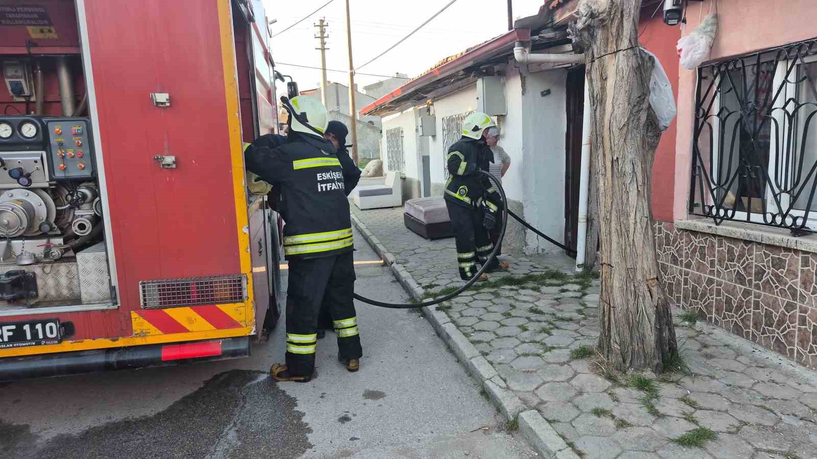 Eskişehir’de yangın paniği: Mahalleli sokağa döküldü
