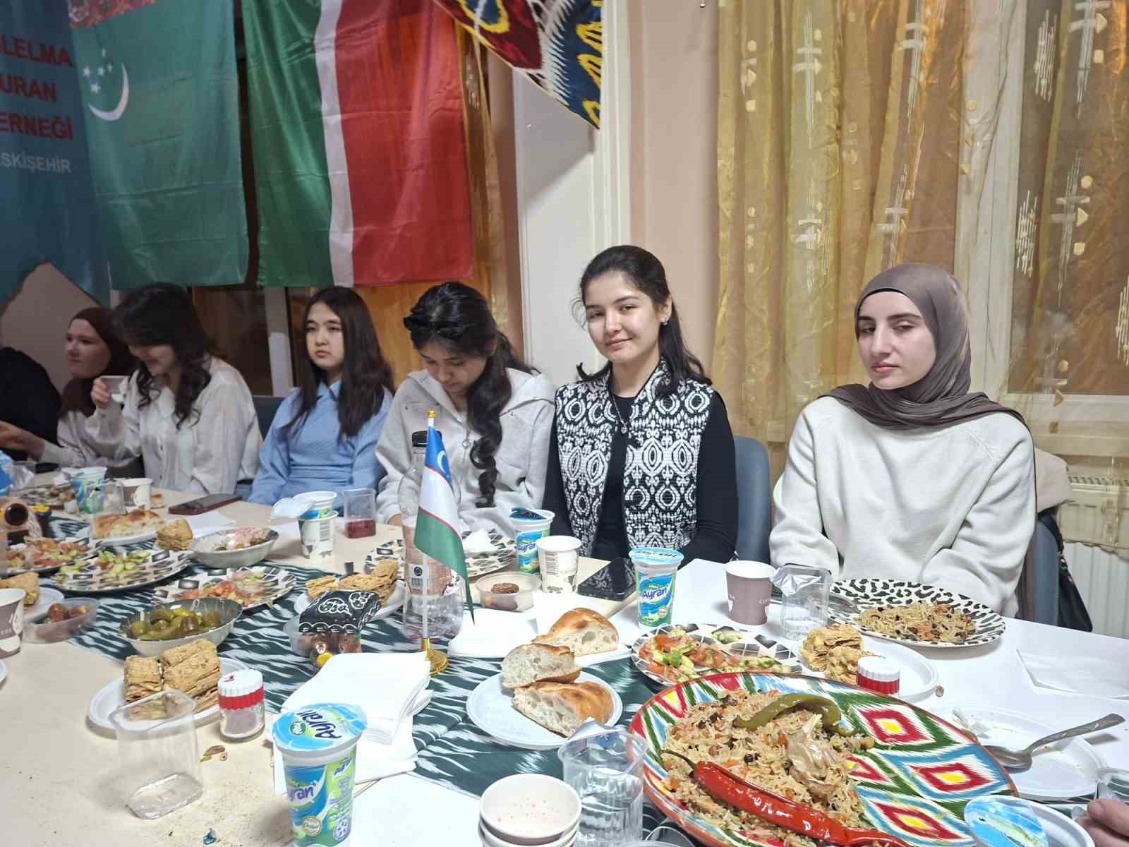 Eskişehir’deki üniversitelerde okuyan Özbekistanlı öğrenciler iftar programında buluştu
