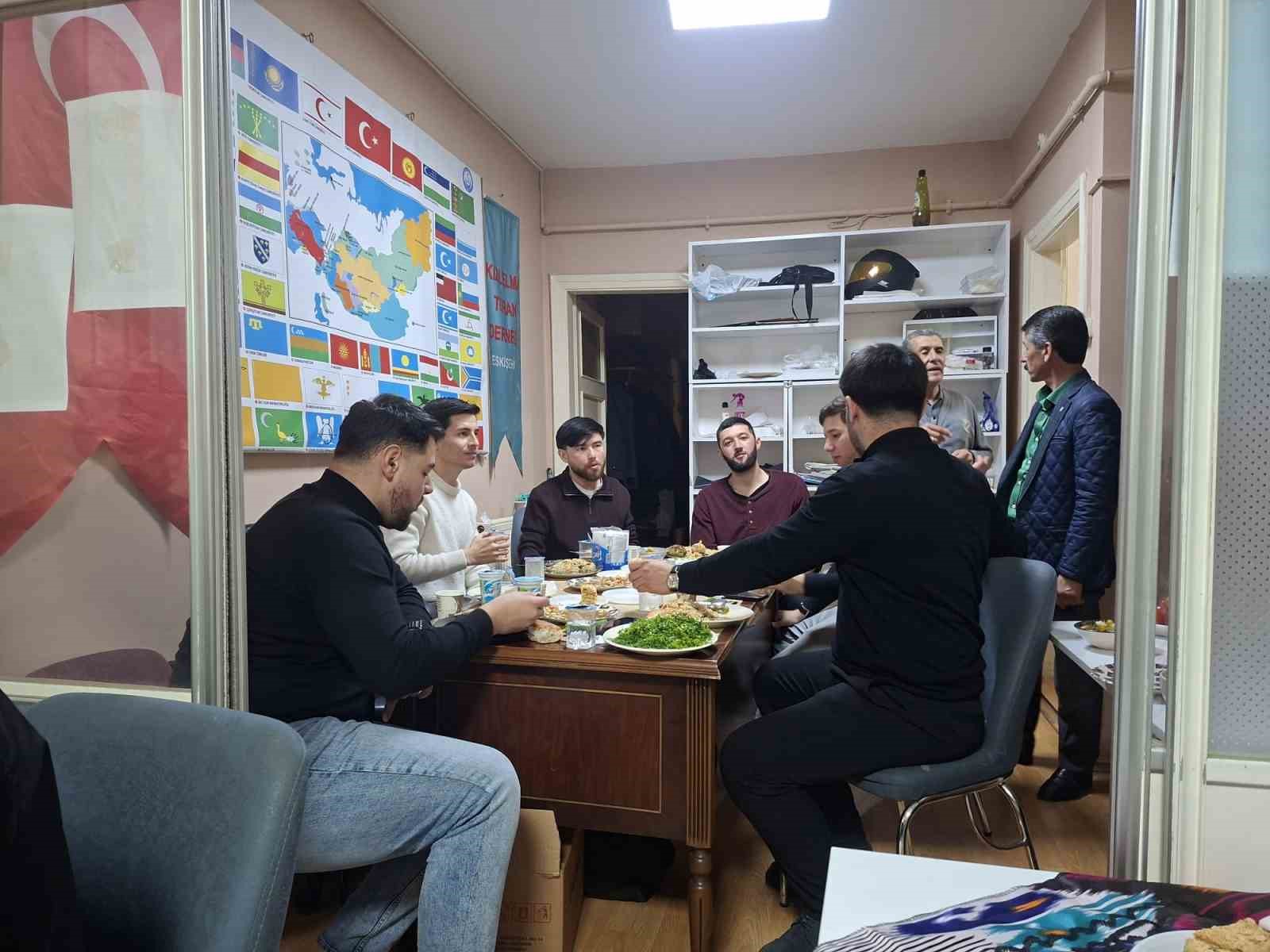 Eskişehir’deki üniversitelerde okuyan Özbekistanlı öğrenciler iftar programında buluştu
