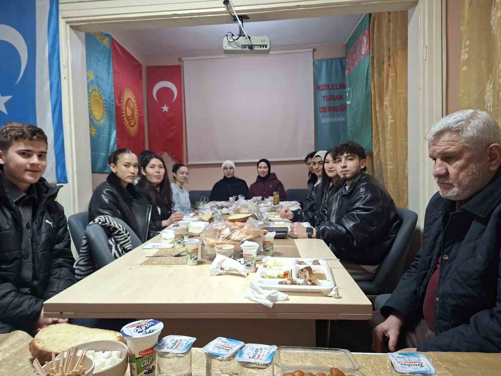 Eskişehir’deki üniversitelerde okuyan Türk Dünyası öğrencileri iftar programında buluştu
