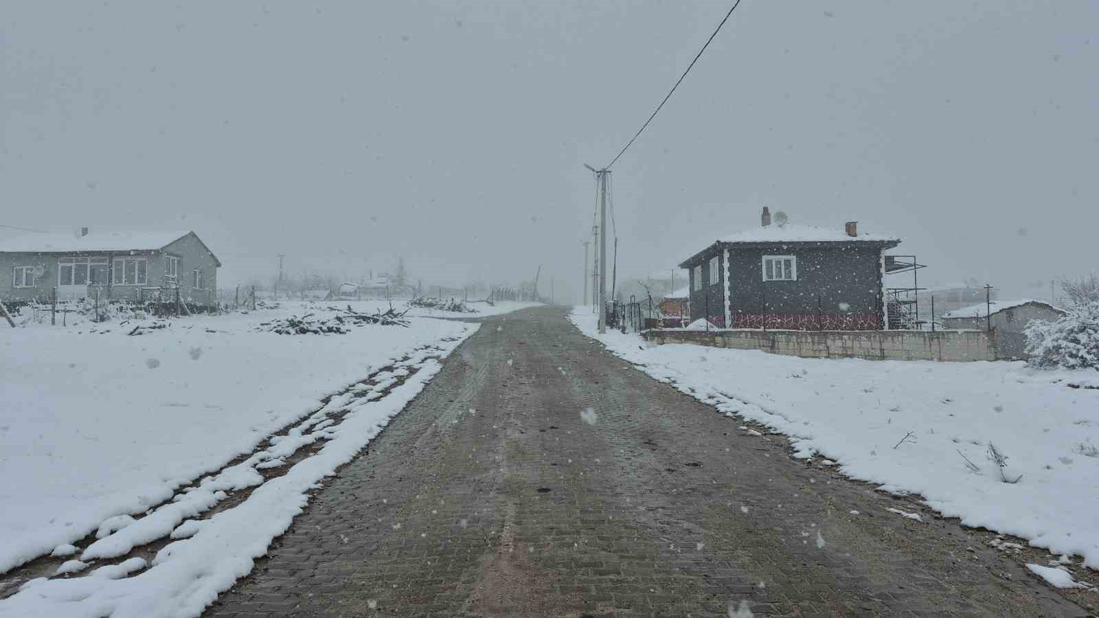 Eskişehir’in yüksek kesimdeki mahallesi kışa geri döndü
