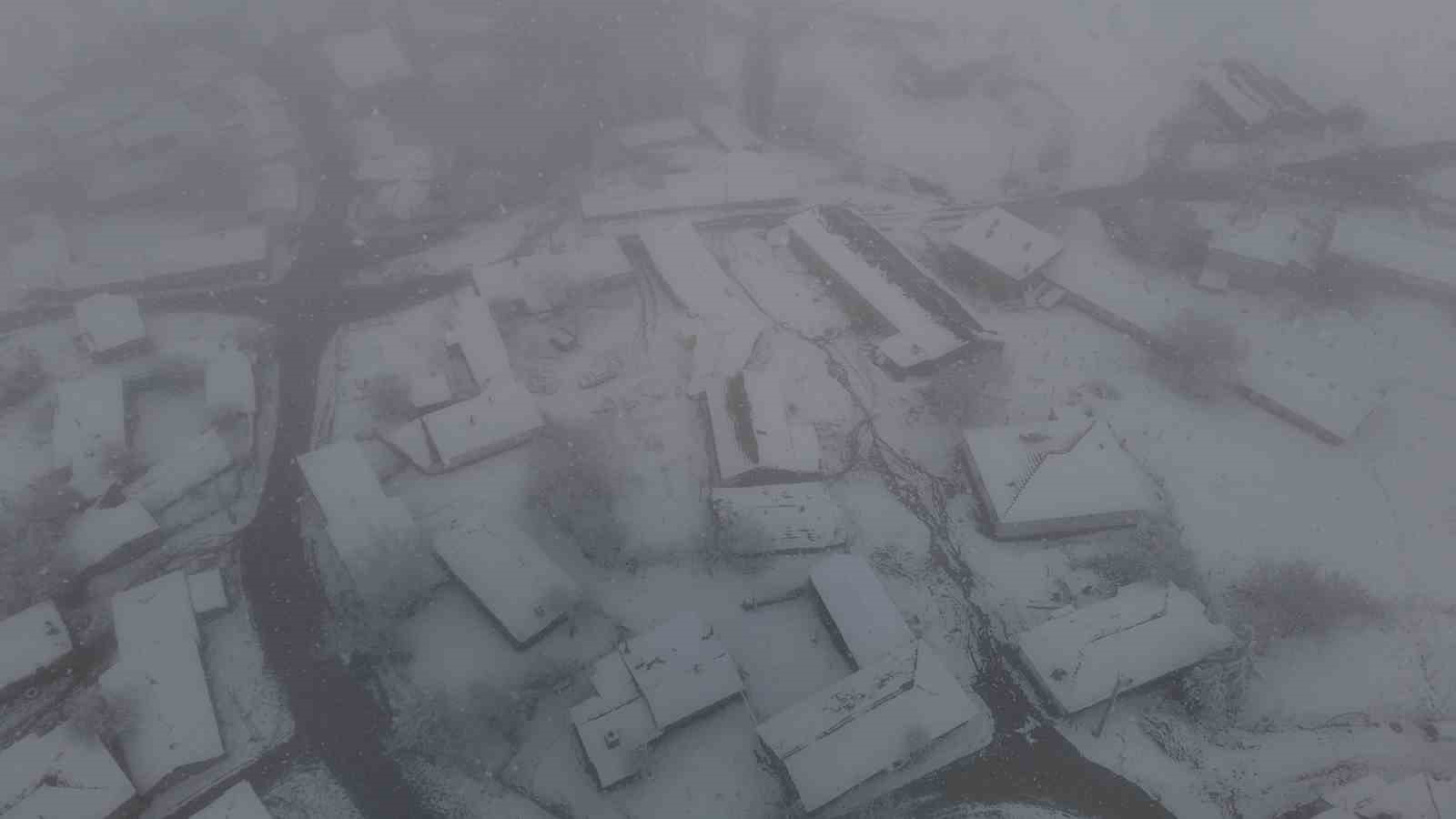 Eskişehir’in yüksek kesimdeki mahallesi kışa geri döndü
