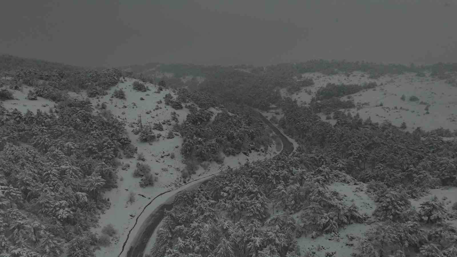 Eskişehir’in yüksek rakımlı dağlarının karla kaplı hali havadan görüntülendi
