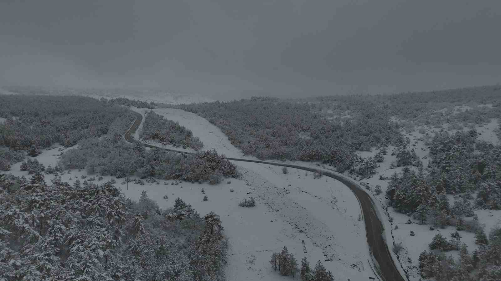 Eskişehir’in yüksek rakımlı dağlarının karla kaplı hali havadan görüntülendi

