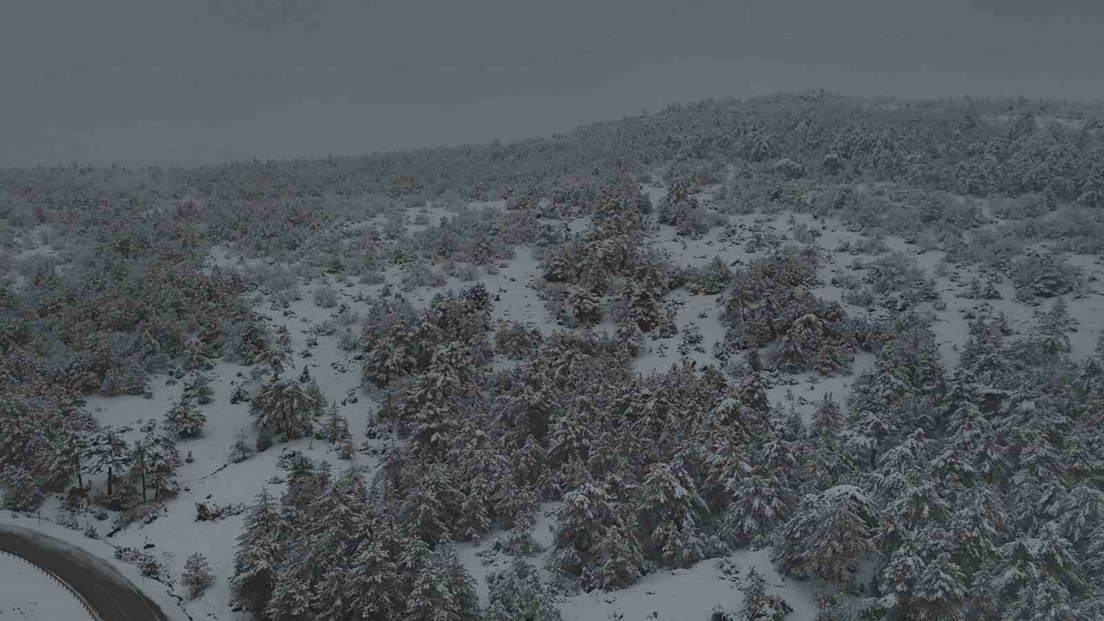 Eskişehir’in yüksek rakımlı dağlarının karla kaplı hali havadan görüntülendi
