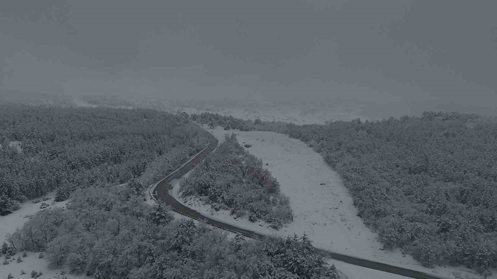 Eskişehir’in yüksek rakımlı dağlarının karla kaplı hali havadan görüntülendi
