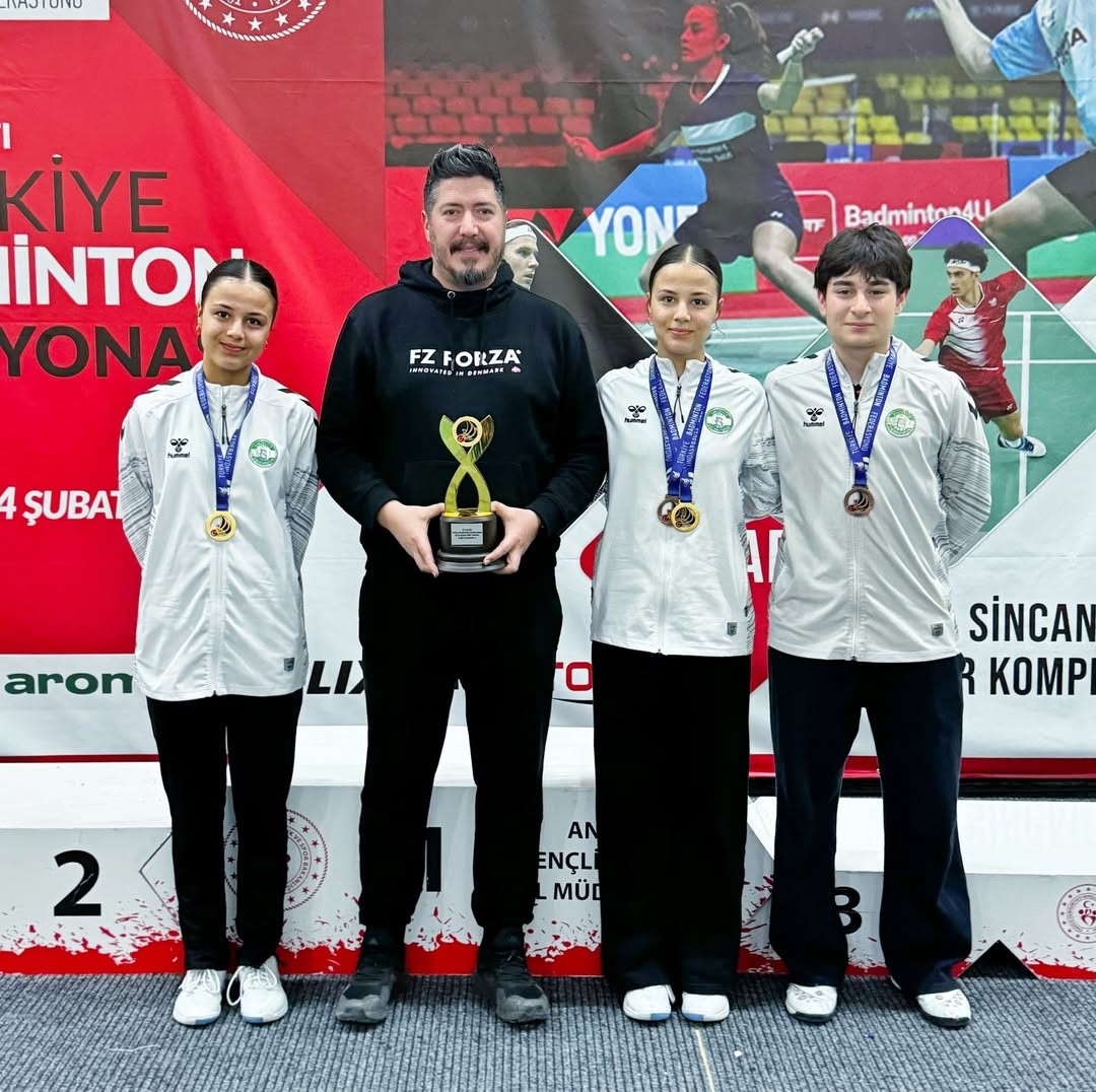 Eskişehirli badmintonculardan Türkiye Şampiyonası’nda madalya yağmuru
Eskişehirli badmintonculardan Türkiye Şampiyonası’nda madalya yağmuru