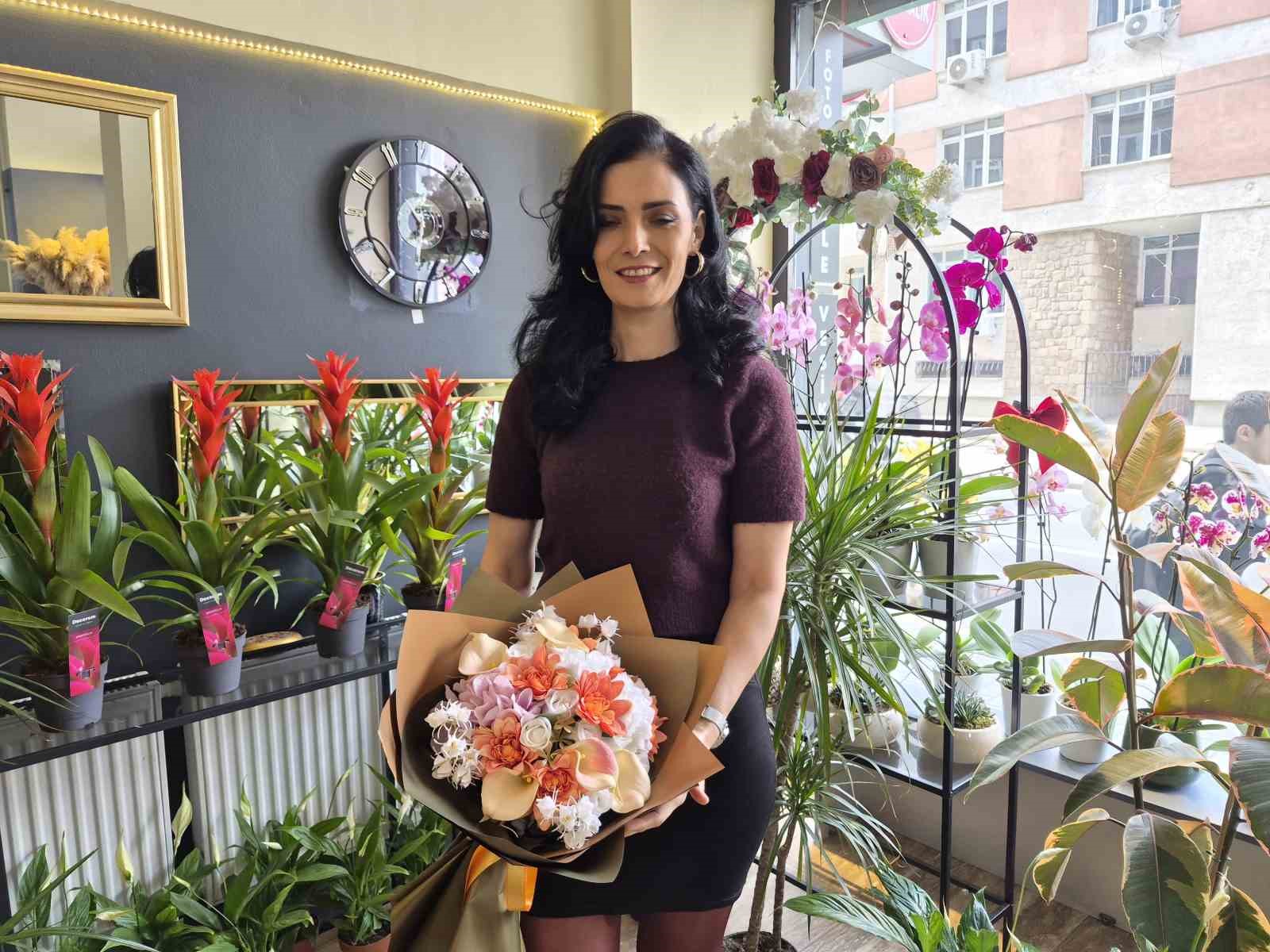 Eskişehirli çiçekçide 8 Mart mesaisi: "Not yazma telaşı çiçek seçiminden zor"
