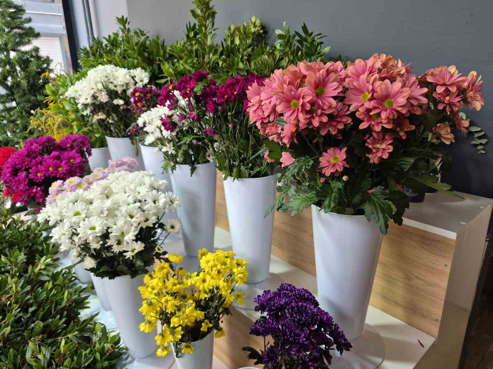 Eskişehirli çiçekçide 8 Mart mesaisi: "Not yazma telaşı çiçek seçiminden zor"
