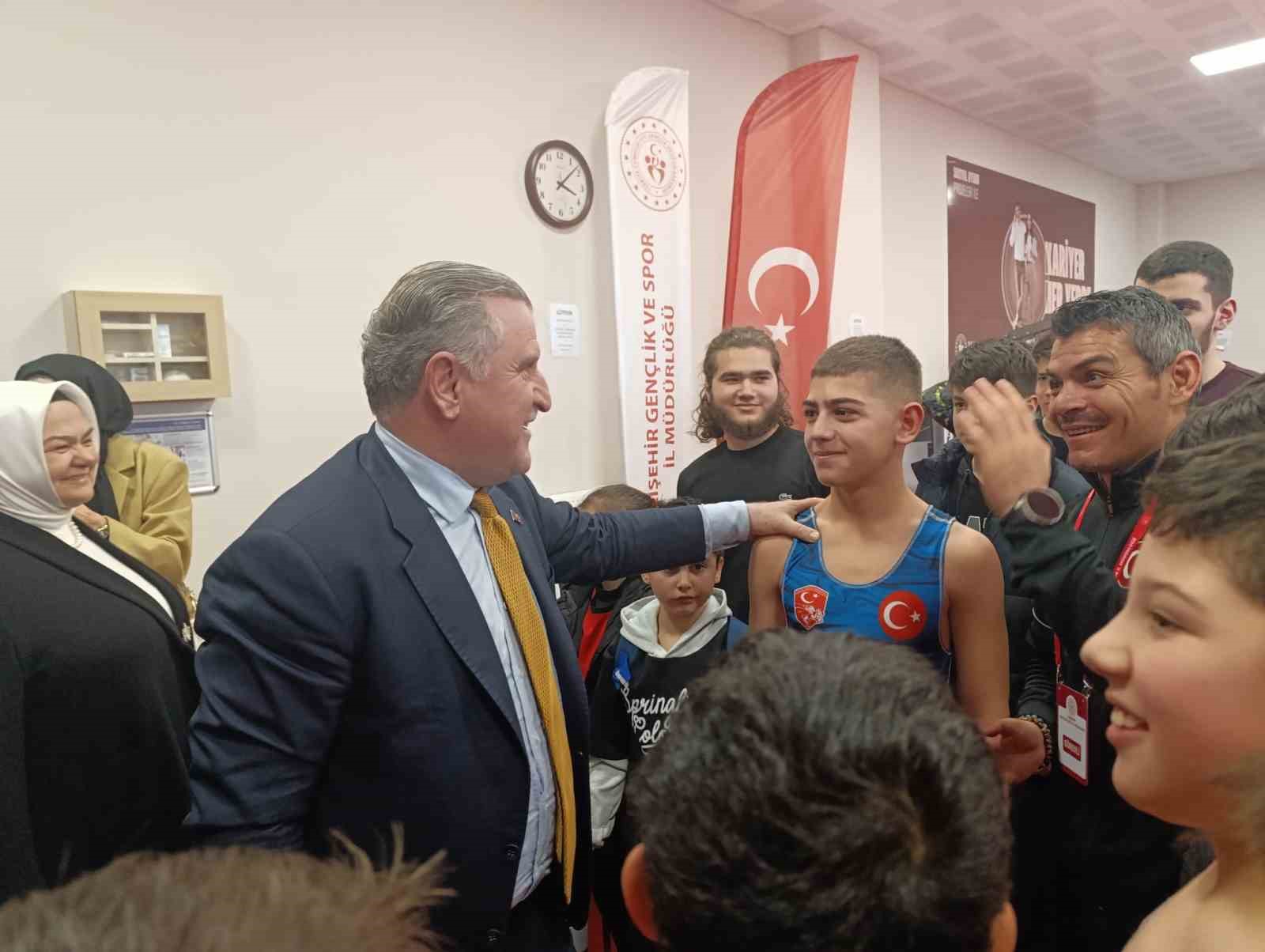 Eskişehirli genç güreşçi Türkiye’yi temsil etmeye hazırlanıyor
