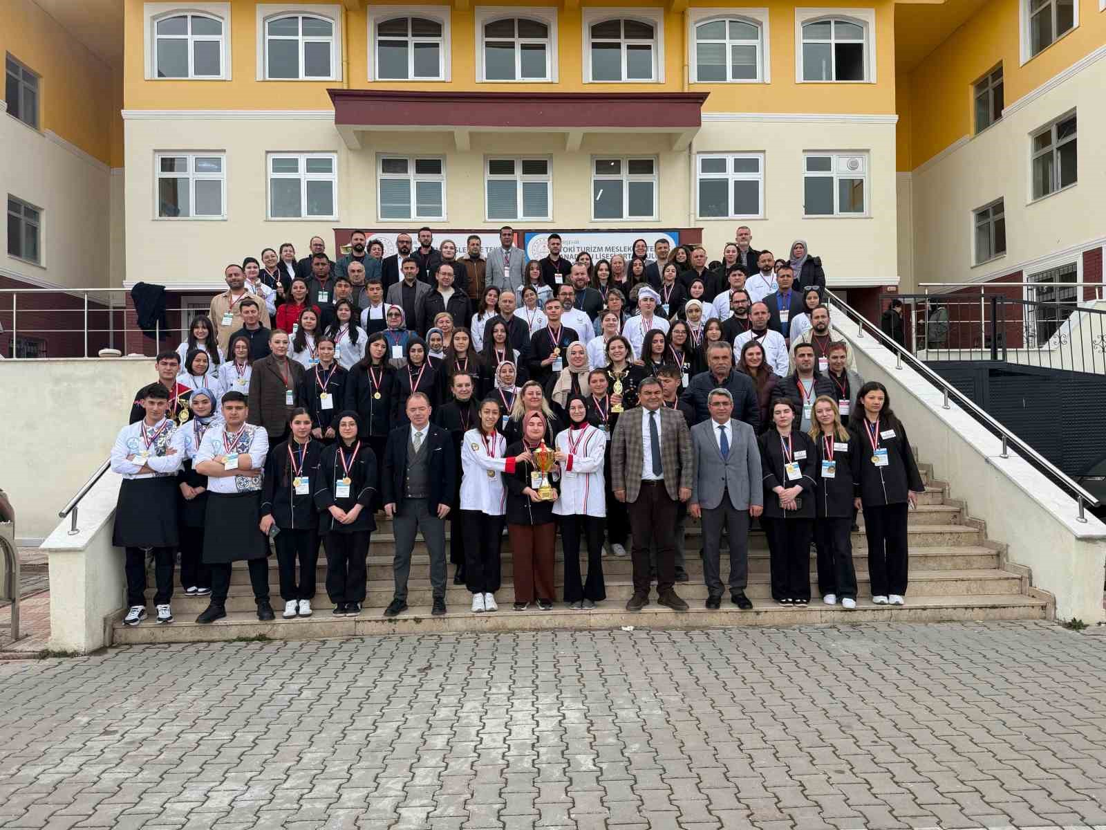 Eskişehirli genç şefler mutfakta devleşti: Kırşehir’den madalyalarla döndüler
