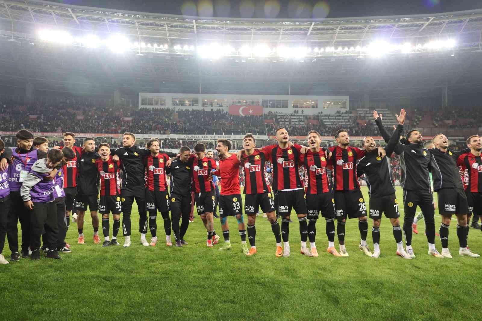 Eskişehirspor turu çiftetelliyle kutladı

