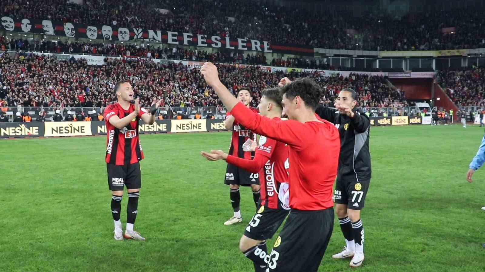 Eskişehirspor turu çiftetelliyle kutladı

