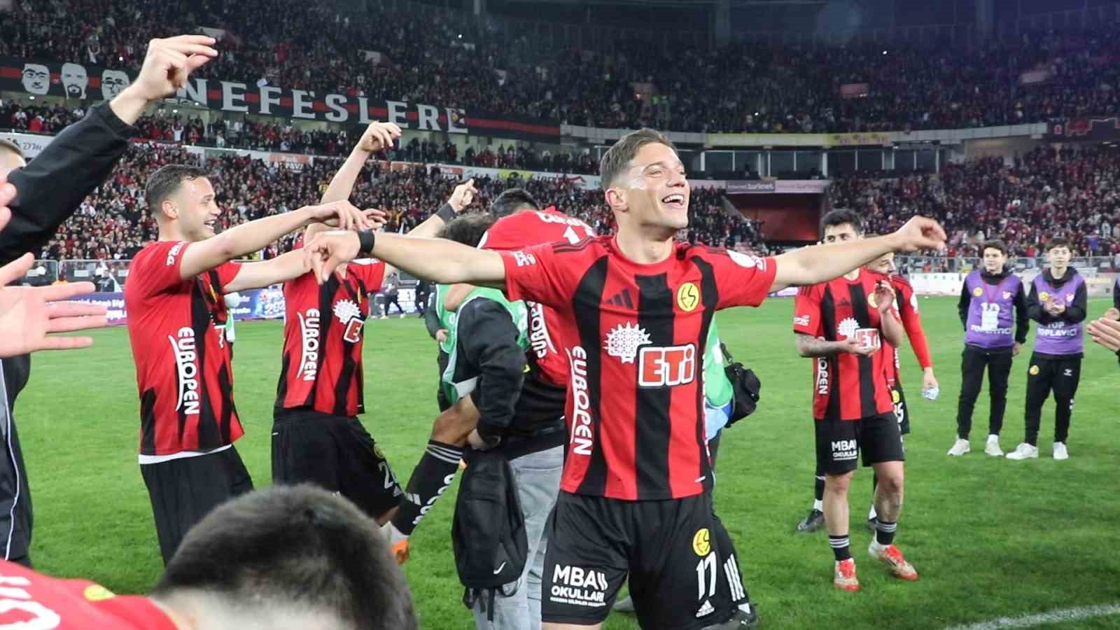 Eskişehirspor turu çiftetelliyle kutladı
