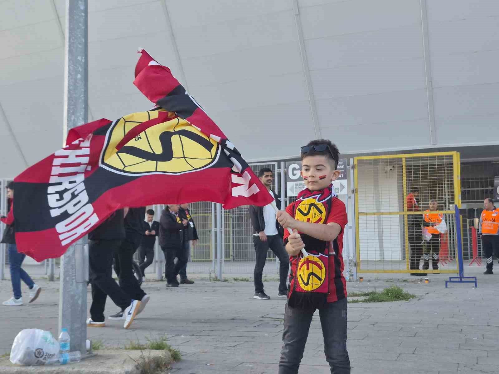 Eskişehirspor’a kumbarasını bağışlayan minik Buğra takımını yalnız bırakmıyor
