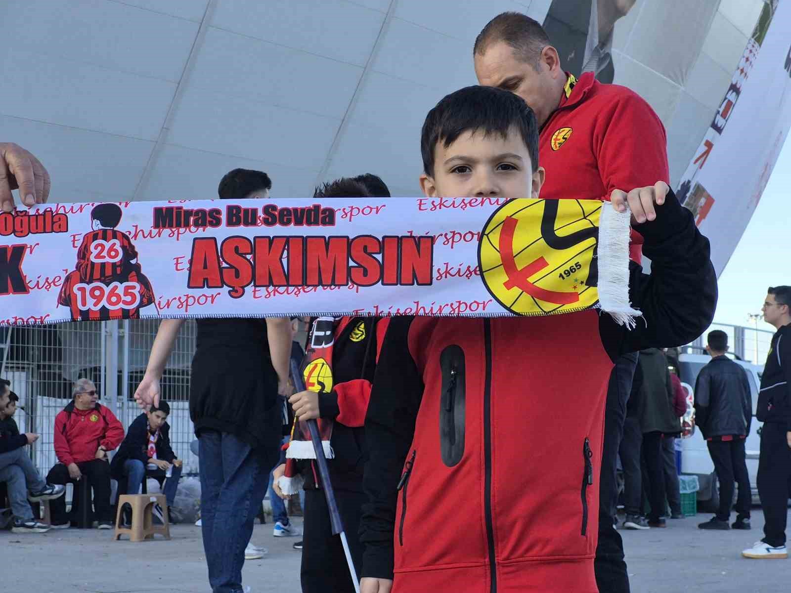 Eskişehirspor’un kritik karşılaşmasına dede-torun geldiler
