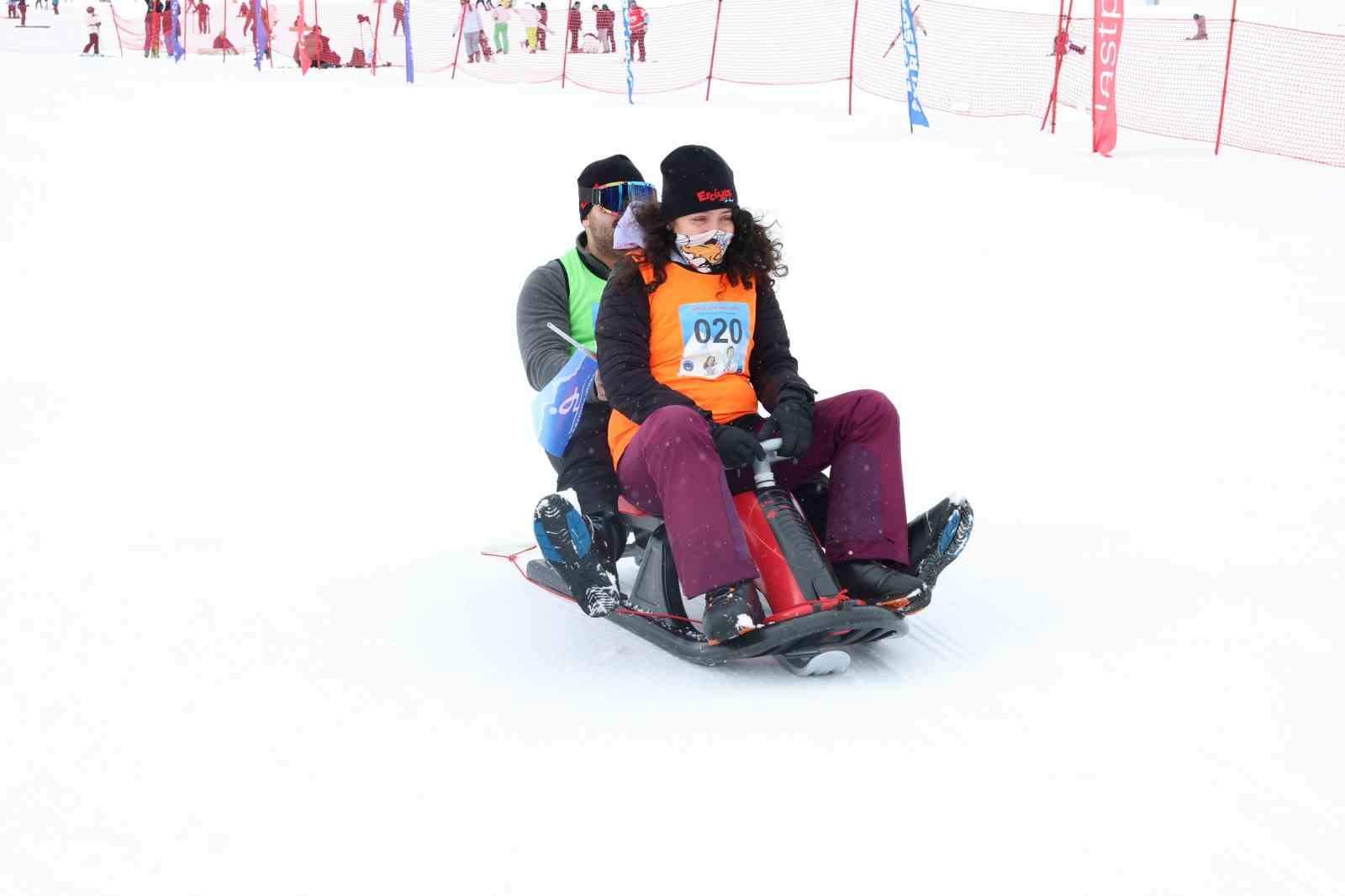 Eşler, Sevgililer Günü’nde birbirini en hızlı çekmek için yarıştı
