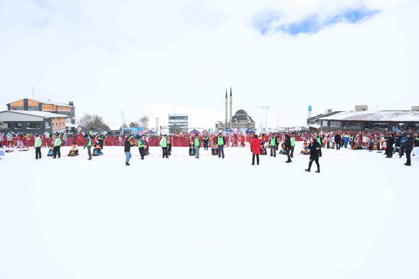 Eşler, Sevgililer Günü’nde birbirini en hızlı çekmek için yarıştı
