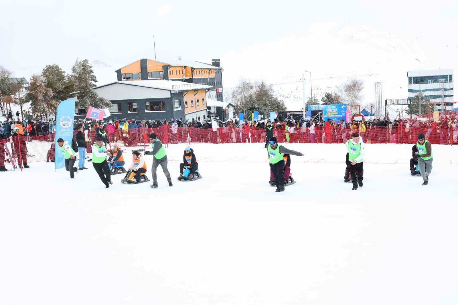 Eşler, Sevgililer Günü’nde birbirini en hızlı çekmek için yarıştı
