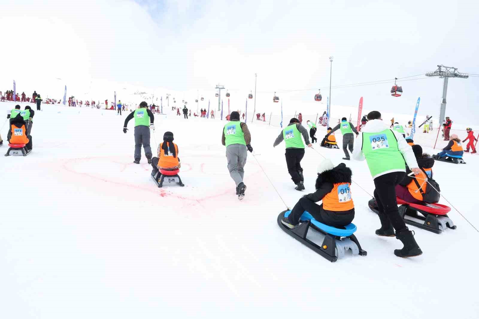 Eşler, Sevgililer Günü’nde birbirini en hızlı çekmek için yarıştı
