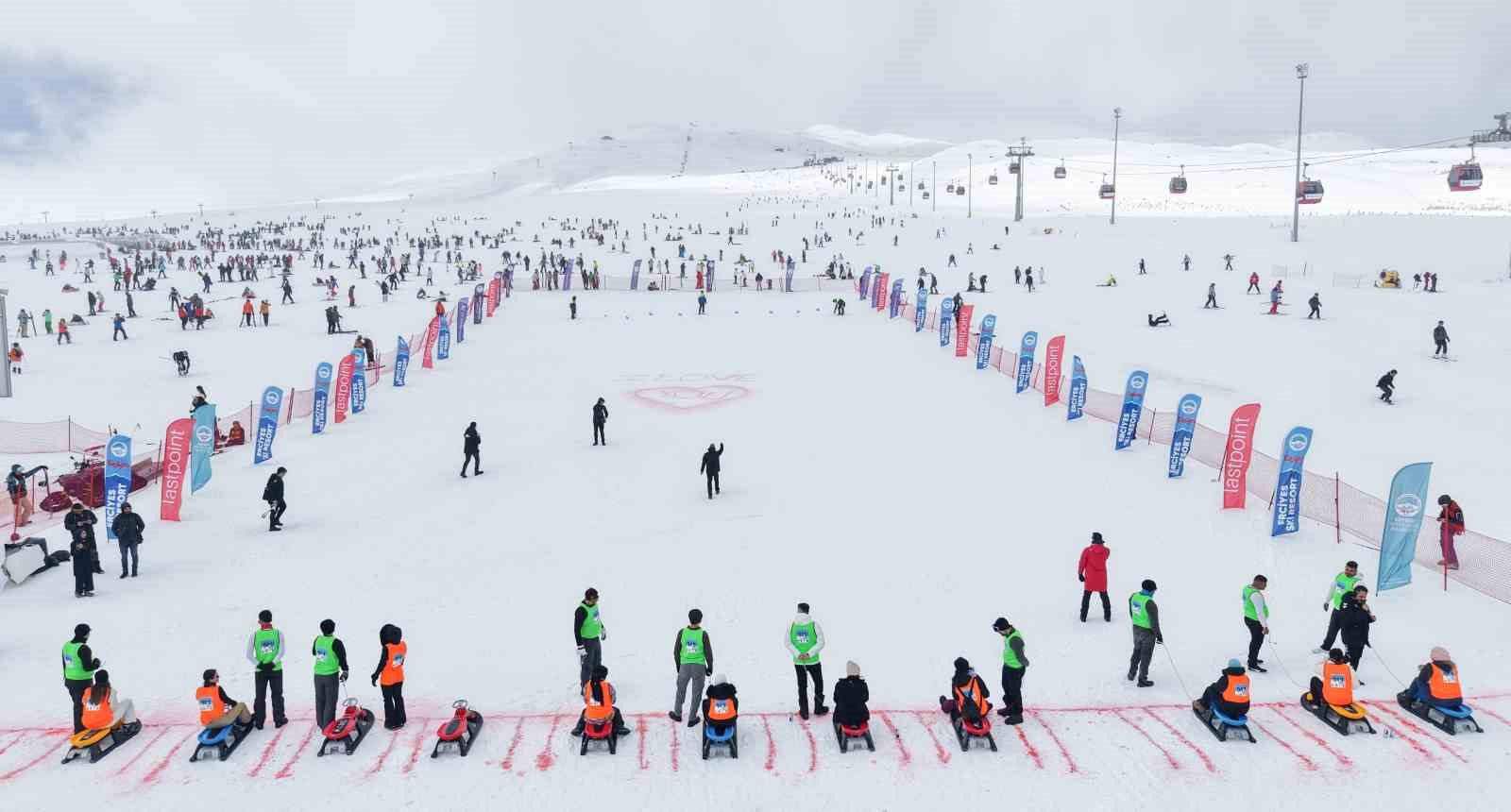 Eşler, Sevgililer Günü’nde birbirini en hızlı çekmek için yarıştı
