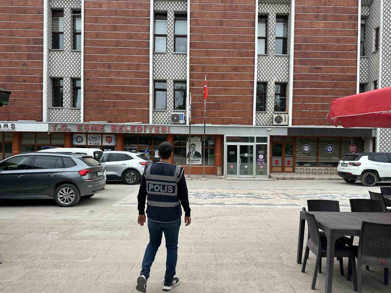 Eşme Belediyesi’ne yönelik ‘irtikap’ soruşturması kapsamında Başkan Tozan, eşi ve 3 şüpheli gözaltına alındı
