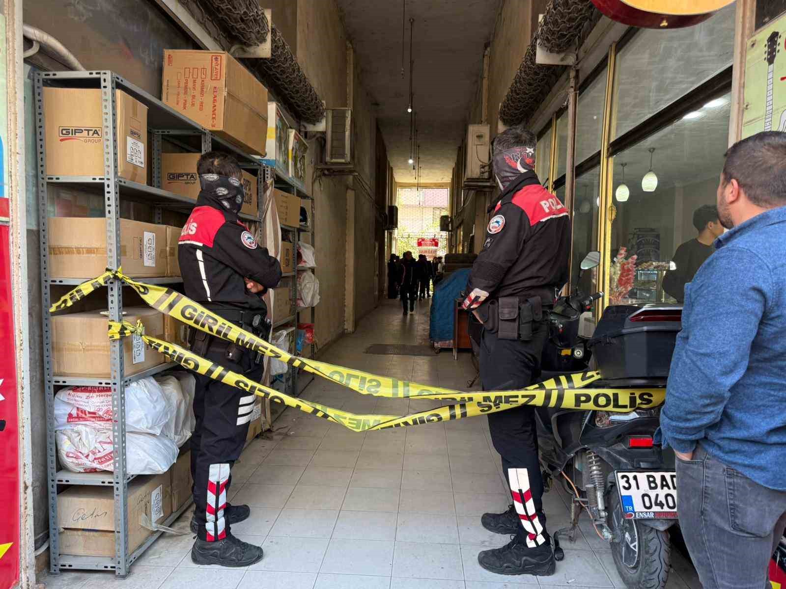 Esnaf iş yerinde ölü bulundu
