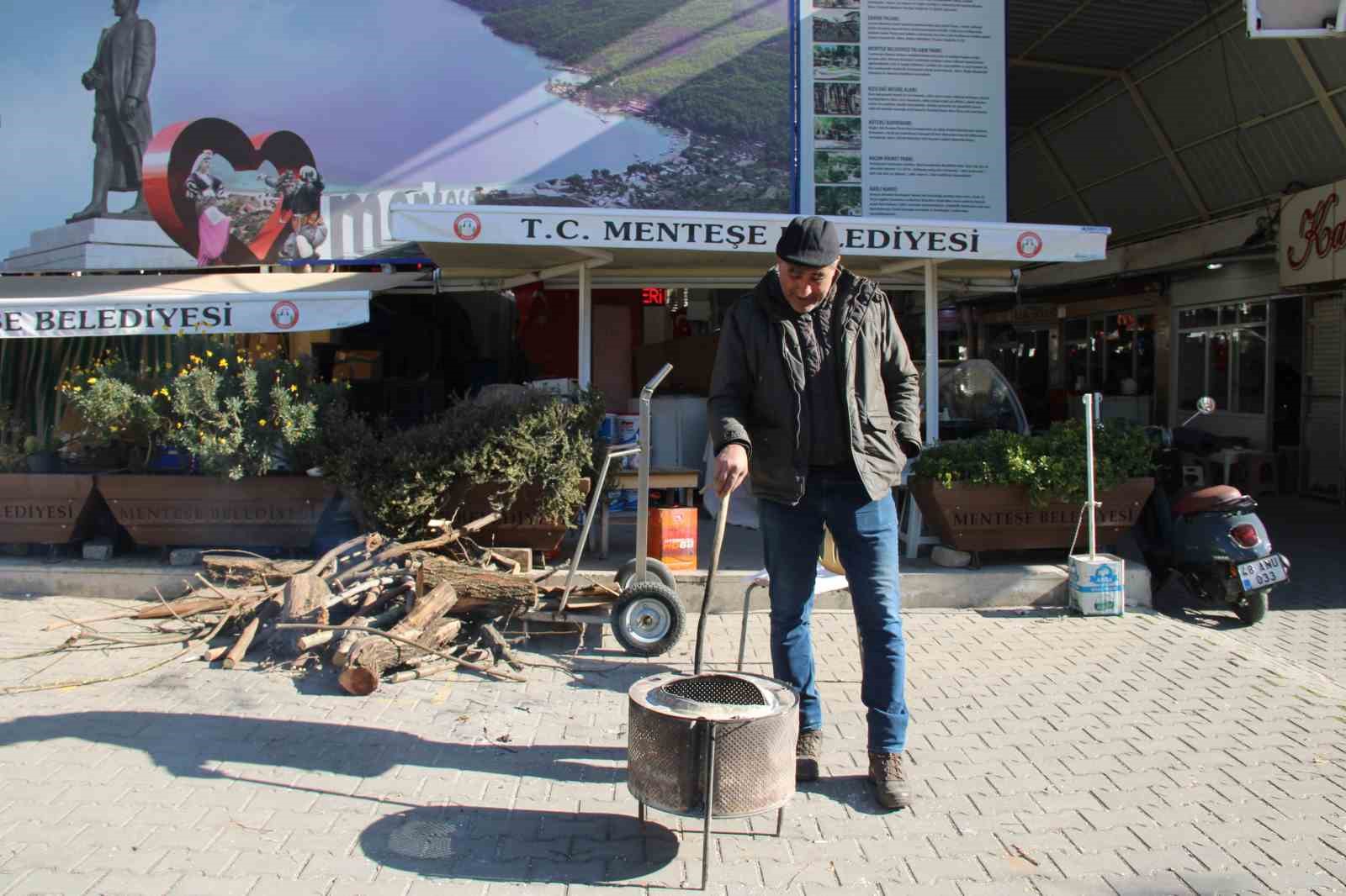 Esnaflar dondurucu soğuğa karşı çareyi ateş yakmakta buldu
