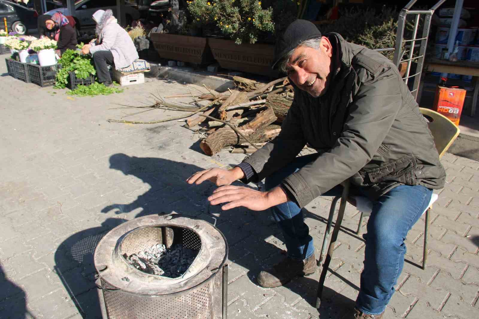 Esnaflar dondurucu soğuğa karşı çareyi ateş yakmakta buldu
