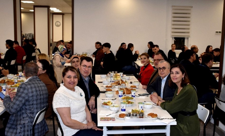 ESOGÜ Hastanesi’nde hastane personeli ve hasta yakınları iftarda bir araya geldi
