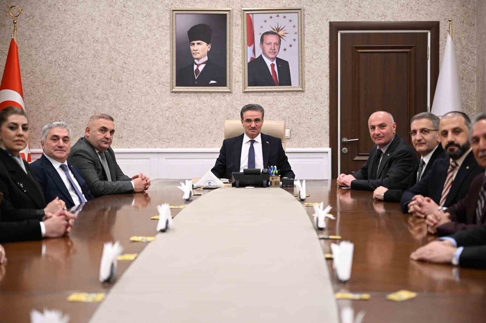 ETSO Başkanı Saim Özakalın ile ETSO yönetiminden Vali Aydın Baruş’a hayırlı olsun ziyareti
ETSO Başkanı Saim Özakalın ile ETSO yönetiminden Vali Aydın Baruş’a hayırlı olsun ziyareti