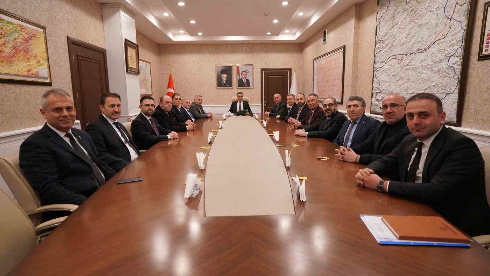 ETSO Başkanı Saim Özakalın ile ETSO yönetiminden Vali Aydın Baruş’a hayırlı olsun ziyareti
ETSO Başkanı Saim Özakalın ile ETSO yönetiminden Vali Aydın Baruş’a hayırlı olsun ziyareti