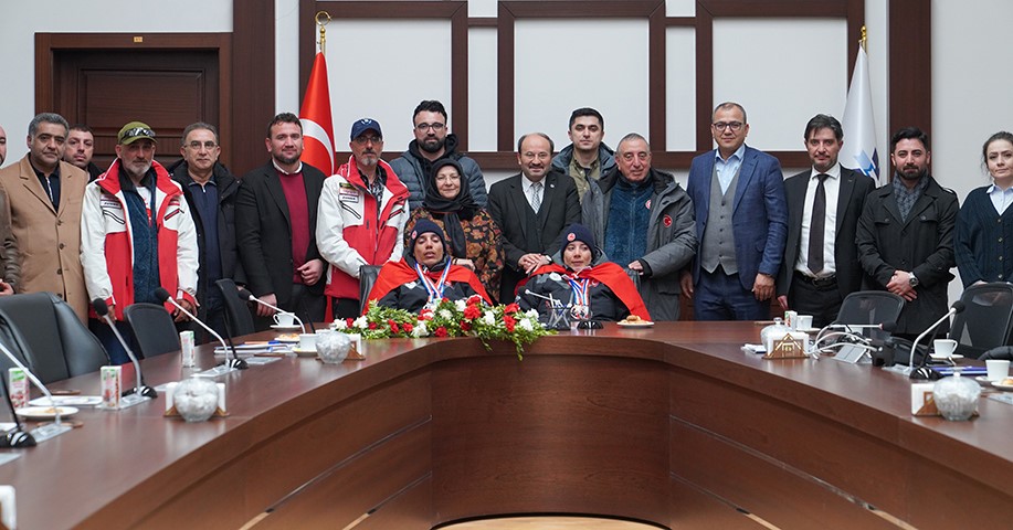 ETÜ’lü Bingül kardeşler, Zihinsel Engelliler Dünya Kayak Şampiyonası’nda 6 madalya kazandı
